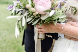 Braut mit Brautstrauß aus Wiesenblumen von Hochzeitsflorist Ganz Unverblümt Steinach