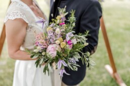 Wiesenblumen Brautstrauß in Gelb, Pink- und Violetttönen von Hochzeitsflorist Ganz Unverblümt