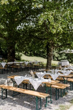 Tischdekoration draußen von Ganz Unverblümt in Hochzeitslocation im Bayerischen Wald
