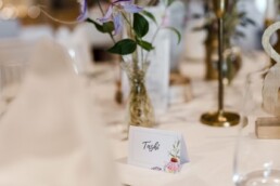 Natürliche Tischdekoration mit Wiesenblumen von Hochzeitsflorist Ganz Unverblümt