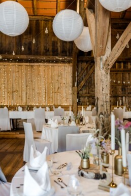Tischdekoration von Ganz Unverblümt dekoriert in Hochzeitslocation im Bayerischen Wald