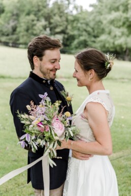 Natürlicher Brautstrauß in Rosa-, Violetttönen gestaltet von Meisterflorist Ganz Unverblümt