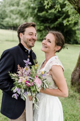 Brautpaar beim Paarshooting am Wildberghof Buchet dekoriert von Ganz Unverblümt