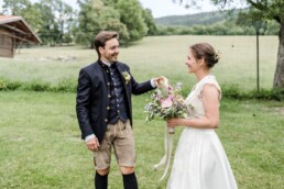 Brautpaar mit Wiesenblumen von Ganz Unverblümt am Wildberghof Buchet
