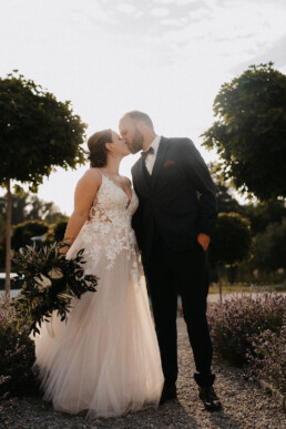 Brautpaar mit Blumendekoration von Ganz Unverblümt beim Fotoshooting