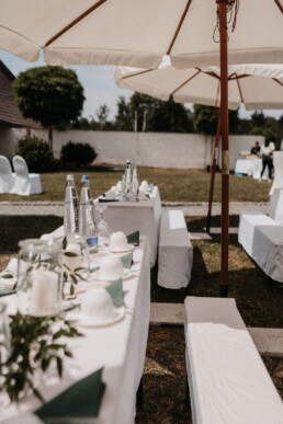 Hochzeit Tischdekoration draußen dekoriert von Hochzeitsflorist Ganz Unverblümt Straubing