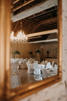 Goldener Spiegel in Hochzeitslocation im Bayerischen Wald