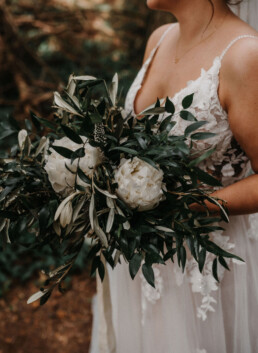 Brautstrauß in Grün und Weiß gestaltet von Hochzeitsflorist Ganz Unverblümt Steinach