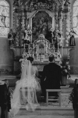 Brautpaar bei kirchlicher Trauung im Bayerischen Wald