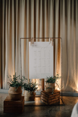 Minimalistische Blumendekoration mit Körben und einem Sitzplan von Ganz Unverblümt Steinach