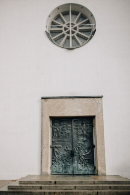 Frontansicht einer Kirche in Straubing dekoriert von Ganz Unverblümt