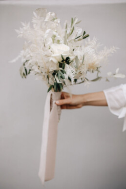 Brautstrauß aus weißen Blumen und Trockenblumen von Hochzeitsflorist Ganz Unverblümt Steinach