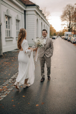 Brautpaar beim Fotoshooting ihrer Hochzeit in Straubing