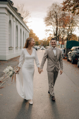 Braut und Bräutigam mit Brautstrauß von Ganz Unverblümt fotografiert in Straubing