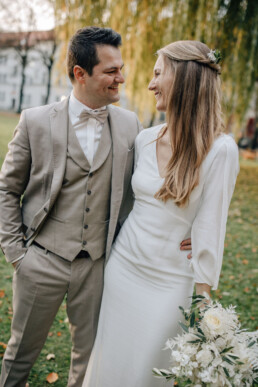Verliebtes Brautpaar mit Blumendekoration von Hochzeitsflorist Ganz Unverblümt