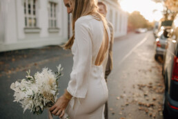 Braut mit minimalistischem Brautstrauß von Ganz Unverblümt Hochzeitsflorist