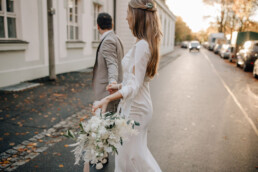 Brautpaar überquert Straße beim Fotoshooting in Straubing