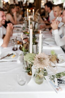 Hochzeitsfeier mit Tischdekoration von Ganz Unverblümt Steinach