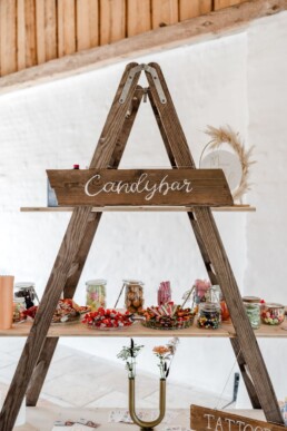 Candybar einer Hochzeit dekoriert von Ganz Unverblümt in Geisenhausen